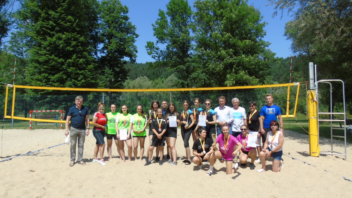 Zdjęcie uczestników Małopolskich Igrzysk Młodzieży w siatkówce plażowej wspólnie ze starosta powiatu myślenickiego Józefem Tomalem