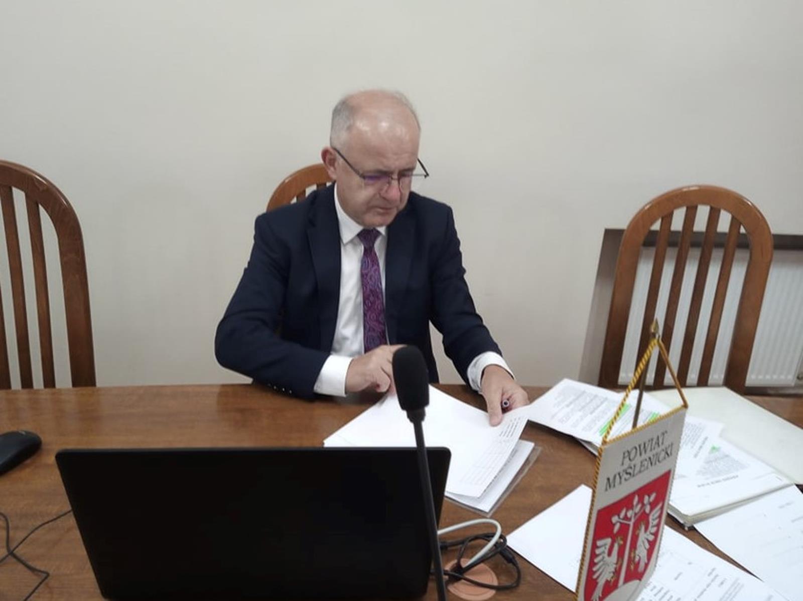 Przewodniczący Tadeusz Żaba prowadzący obrady XL sesji Rady Powiatu Myślenickiego